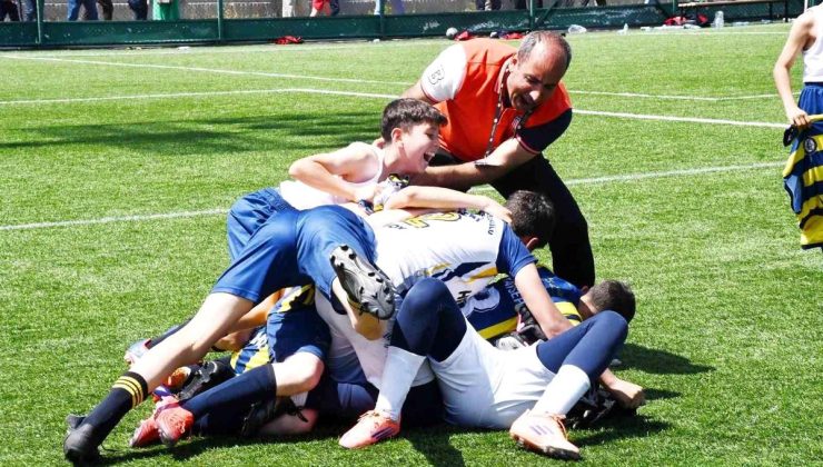 Kayseri’de futbol birinciliğinde şampiyon Osman Ulubaş Köşk Ortaokulu