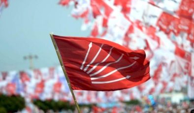 CHP’de iç kavga büyüyor! İl binasının duvarlarına yazılar yazıldı