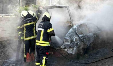 Müstakil evin otoparkında alev alan otomobil küle döndü